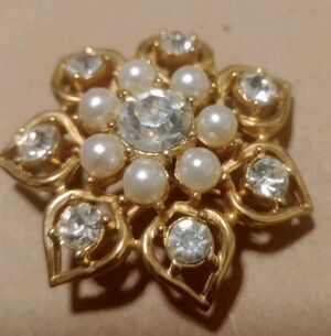 Sarah Coventry Flower Brooch Vtg Faux Pearls Goldtone Clear Rhinestone 1.5"